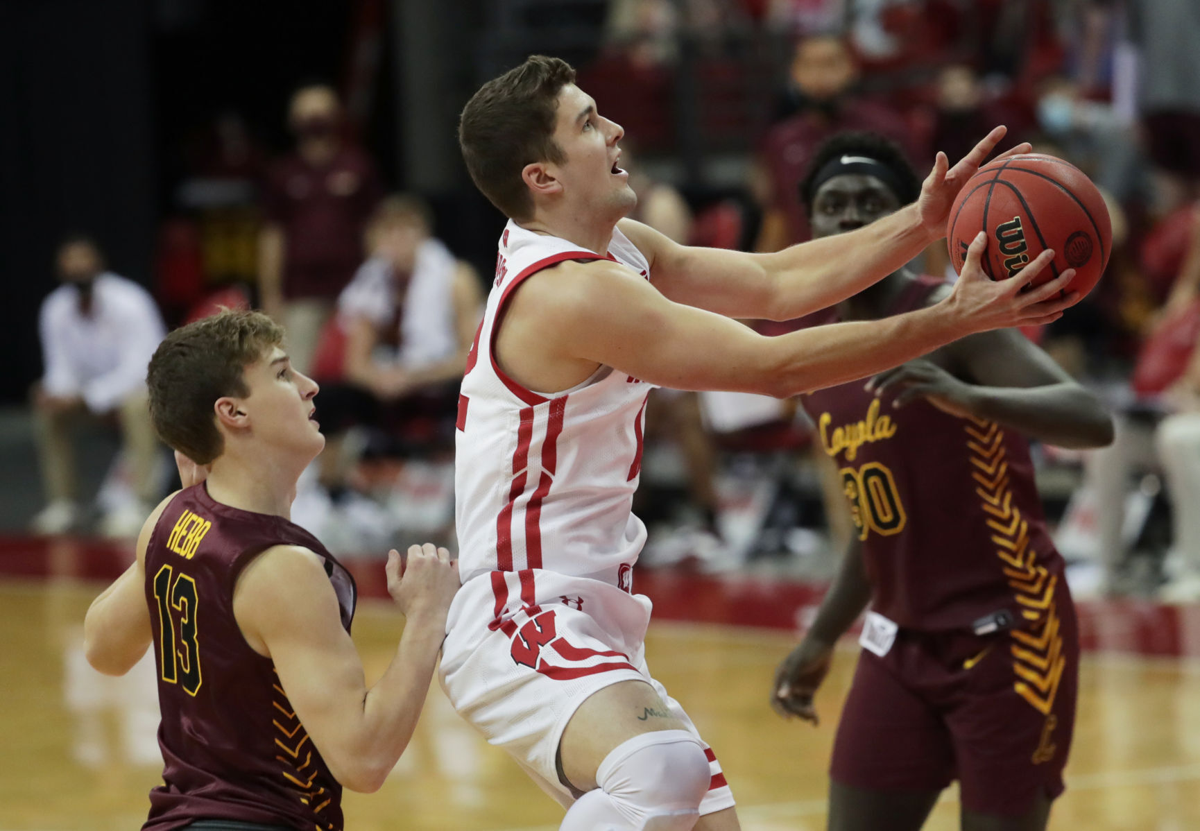 UW 77, Loyola Chicago 63
